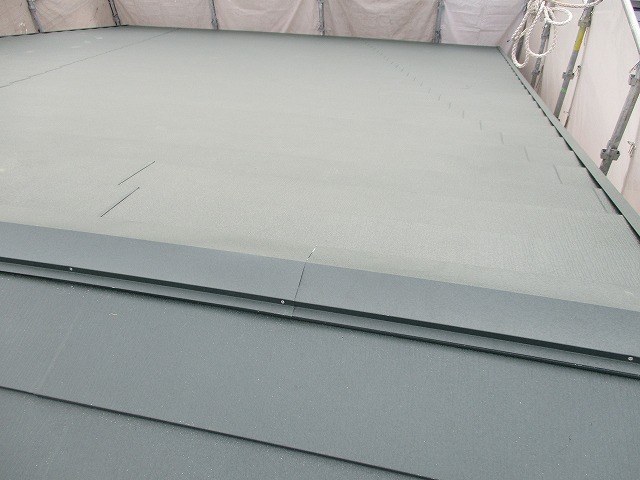 吹田市で全体に広がったクラックだらけのスレート屋根をカバー工法でリフォーム